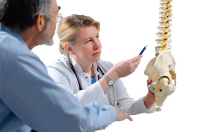El médico consulta al paciente sobre los signos de osteocondrosis de la columna torácica