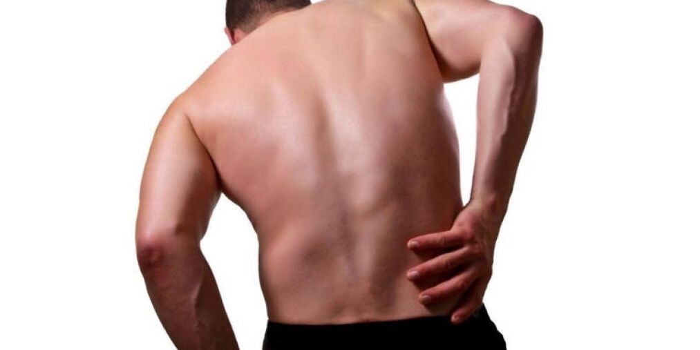 El dolor en la región lumbar derecha a menudo es causado por daño a los órganos internos. 