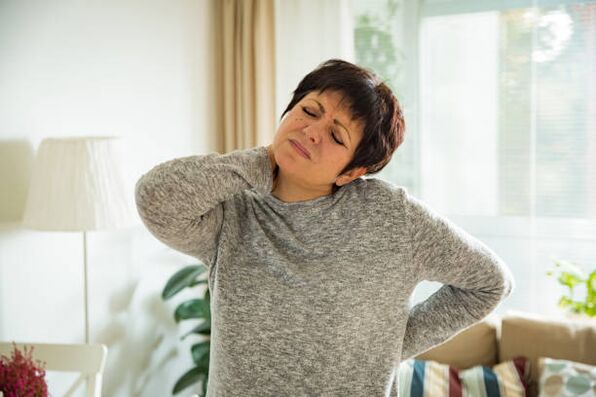 una mujer tiene osteocondrosis de la columna cervical