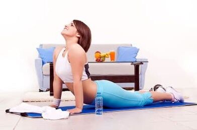Ejercicio con flexión de la columna para estirar las regiones torácica y lumbar.