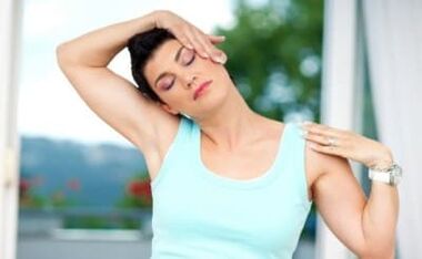 La cabeza inclina un ejercicio para la osteocondrosis de la columna cervical.