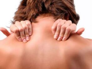 Dolor de cuello en una mujer.